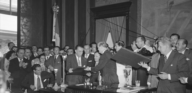Cerimônia de diplomação, no plenário do TSE, dos candidatos eleitos em 1955 Juscelino Kubitschek...