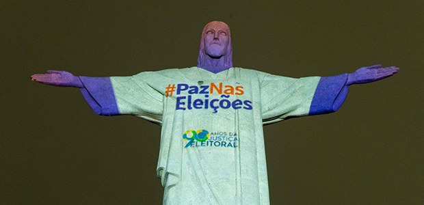 Cristo Redentor veste camisa da campanha Paz nas Eleições 2022