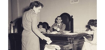 Eleições anos ímpares - Eleitora vota nas eleições de 1955. Foto: Arquivo Nacional - Fundo Agênc...