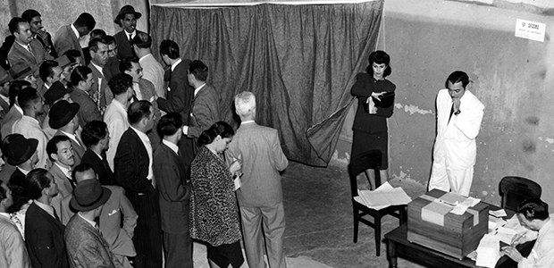 Eleições anos ímpares - Plano aberto da 51ª seção eleitoral do estado de São Paulo,1945 - 27.01....
