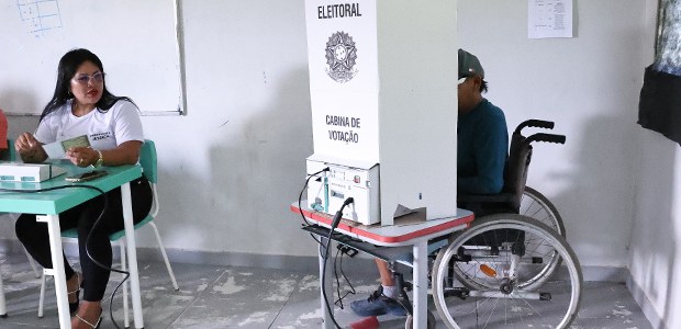 Eleitor com deficiência votando - 14.07.2026