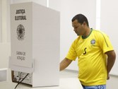 Eleitor vota na urna eletrônica