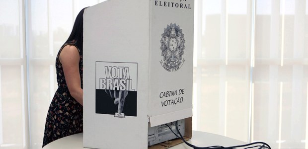 Eleitor votando