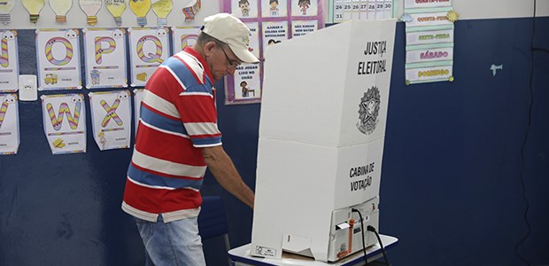 Elector utiliza una cabina de votaci&oacute;n en Brasil, en una imagen institucional del TSE