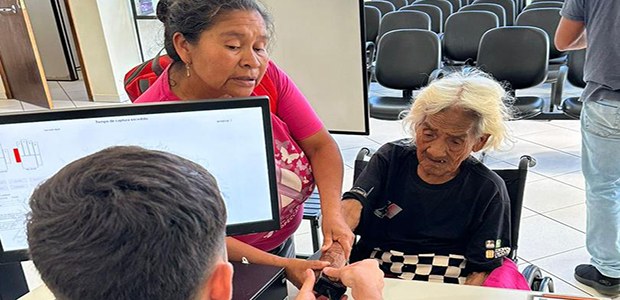 Eleitora indígena de 105 anos tira título pela 1º vez no Paraná - 08.09.2023 Eleitora indígena de 105 anos tira título pela 1º vez no Paraná - 08.09.2023