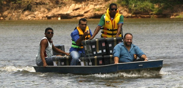 Entrega de urnas eletrônicas em localidades de difícil acesso