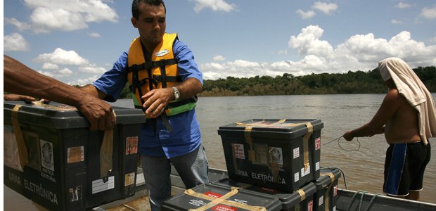 Entrega de urnas eletrônicas em localidades de difícil acesso Entrega de urnas eletrônicas em localidades de difícil acesso