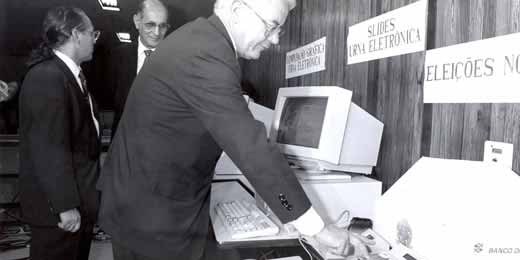  Foto do ex-presidente do TSE, Ministro Carlos Velloso, testa protótipo da urna eletrônica