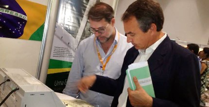 Ex-primeiro ministro da Espanha, José Luis Zapatero, visita estande do TSE na feira tecnológica A-WEB em 20.08.2015 Ex-primeiro ministro da Espanha, José Luis Zapatero, visita estande do TSE na feira tecnológica ...
