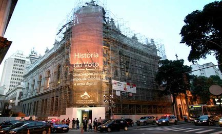 Foto da antiga sede do TSE, localizada no Rio de Janeiro, com banner da história do voto na fach...