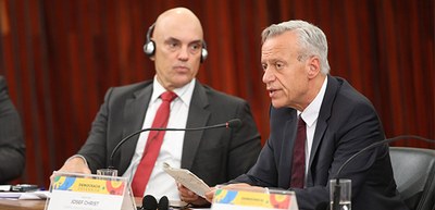 Presidente do TSE, Alexandre de Moraes e o ministro do Tribunal Constitucional Federal alemão, J...