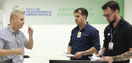 Foto: Alejandro Zambrana/Secom/TSE - Inspeção código-fonte Senado Federal - 20.02.2024