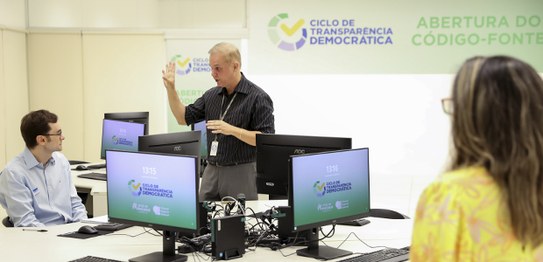 Foto: Alejandro Zambrana/Secom/TSE - Inspeção do código-fonte por representantes do partido Uniã...