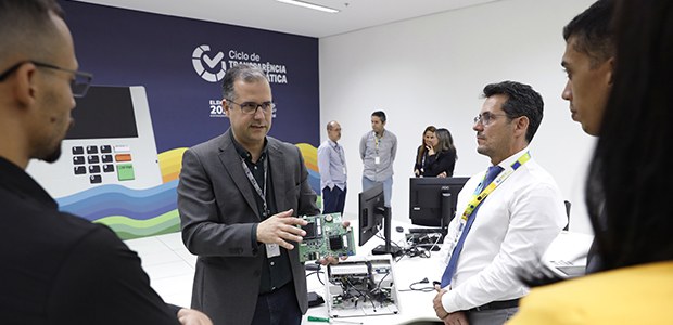 Foto: Alejandro Zambrana/Secom/TSE - Inspeção do código-fonte pelo partido União Brasil - 25.05....