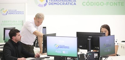 Foto: Alejandro Zambrana/Secom/TSE - Inspeção do código-fonte por representantes do partido Uniã...