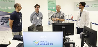 Foto: Alejandro Zambrana/Secom/TSE - Inspeção dos códigos-fonte da urna eletrônica e dos sistema...