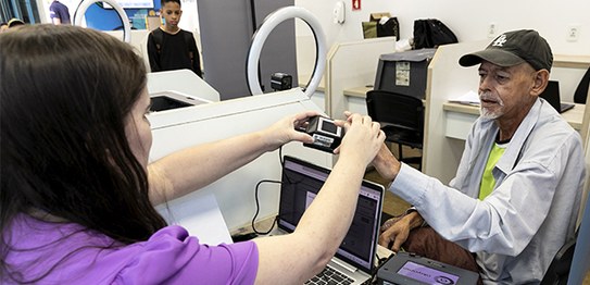 Foto: Alejandro Zambrana/Secom/TSE - Jovens eleitores e veteranos se emocionam com a expectativa...