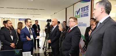 Foto: Alejandro Zambrana/Secom/TSE - Ministro Alexandre de Moraes visita o ambiente do Teste da ...