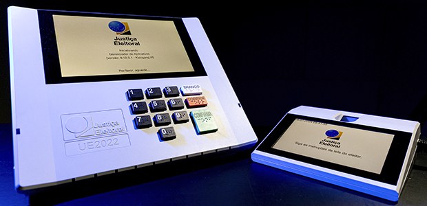 Urna eletrônica da Justiça Eleitoral preparada para as Eleições de 2026.