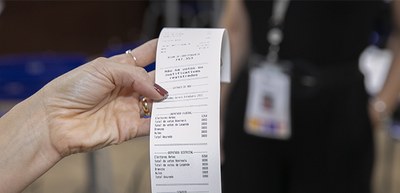 Foto: Alejandro Zambrana/Secom/TSE - Série Como nasce uma urna: dia da votação - Zerésima - 17.0...