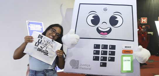 Alejandro Zambrana/TSE - Urna eletrônica é aberta para estudantes no evento dos 30 anos do equip...