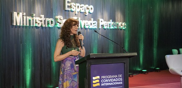 Sandra Damiani explica a convidados internacionais como funciona a seção eleitoral. Foto: André Santos/Secom/TSE