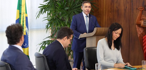 Ministro Kassio Nunes Marques, presidente do TSE, fala ao microfone em um púlpito durante uma re...