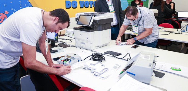 T&eacute;cnicos realizan el test de integridad de urnas electr&oacute;nicas durante la primera vuelta de Brasil