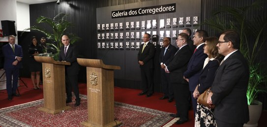 Foto: Luiz Roberto/Secom/TSE - Cerimônia de descerramento dos retratos dos ministros Mauro Campb...