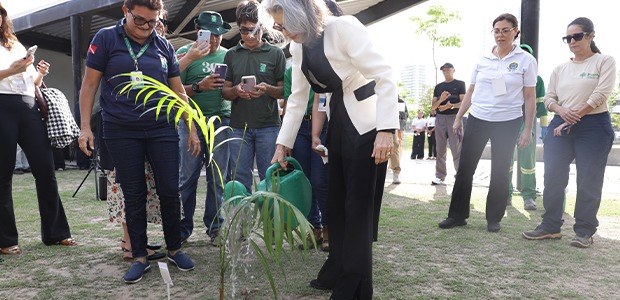 Foto: Luiz Roberto/Secom/TSE - Plantio de mudas durante o Fórum Nacional Verdemocracia - 16.09.2025