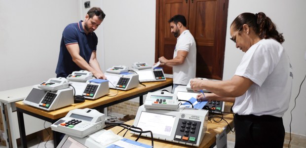 Foto: Luiz Roberto/Secom/TSE - Urnas eletrônicas recebem dados para eleição simulada em Paulino ...