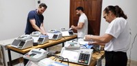 Foto: Luiz Roberto/Secom/TSE - Urnas eletrônicas recebem dados para eleição simulada em Paulino ...