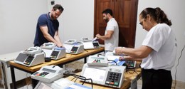 Foto: Luiz Roberto/Secom/TSE - Urnas eletrônicas recebem dados para eleição simulada em Paulino ...