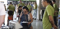 Foto: Luiz Roberto/TSE - Entre gerações: eleitores treinam passo a passo da votação na Rodoviári...