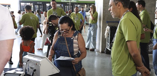 Foto: Luiz Roberto/TSE - Entre gerações: eleitores treinam passo a passo da votação na Rodoviári...