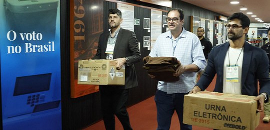 Foto: Luiz Roberto/TSE - Lacração da urna no TSE - 03.10.2026