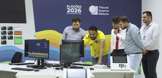 Foto: Luiz Roberto/TSE - Sociedade Brasileira de Computação inspeciona códigos-fonte dos sistema...