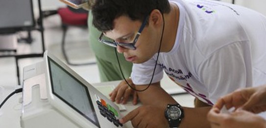 Foto: TRE-SE - Jovens com síndrome de Down recebem o 1º título eleitoral - 27.03.2026