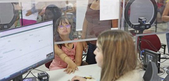 Foto: TRE-SE - Jovens com síndrome de Down recebem o 1º título eleitoral - 27.03.2026