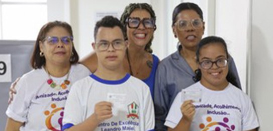 Foto: TRE-SE - Jovens com síndrome de Down recebem o 1º título eleitoral - 27.03.2026