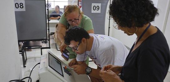 Foto: TRE-SE - Jovens com síndrome de Down recebem o 1º título eleitoral - 27.03.2026