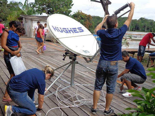 Técnicos de informática instalam antena em comunidade ribeirinha localizada na região do Afuá