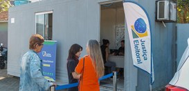 Estrutura modular cinza, semelhante a um contêiner, está instalada em área externa e funciona co...