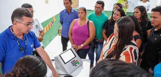 Legenda: Foto: Luiz Roberto/Secom/TSE - Mesários passam por treinamento para eleição simulada em...