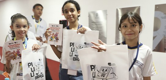Mascote Pilili recebe alunos do Ensino Fundamental I da Escola Municipal Adeuvaldo Barbosa Espín...