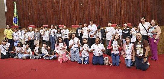 Mascote Pilili recebe alunos do Ensino Fundamental I da Escola Municipal Adeuvaldo Barbosa Espín...