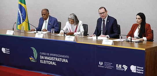 A presidente do TSE, ministra Cármen Lúcia, profere aula magna no curso de Aperfeiçoamento da Ma...