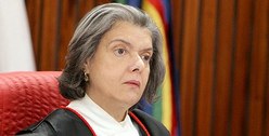 Ministra Cármen Lúcia em sessão plenária.