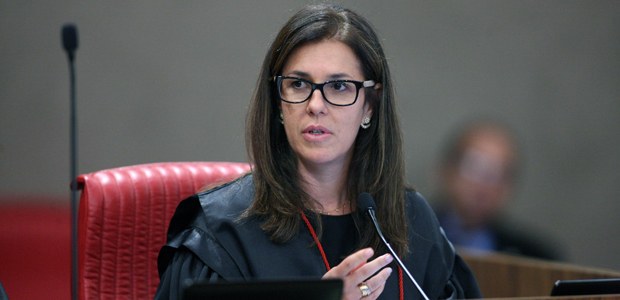 Ministra Luciana Lóssio durante sessão plenária do TSE