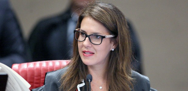 Ministra Luciana Lóssio durante sessão plenária do TSE
